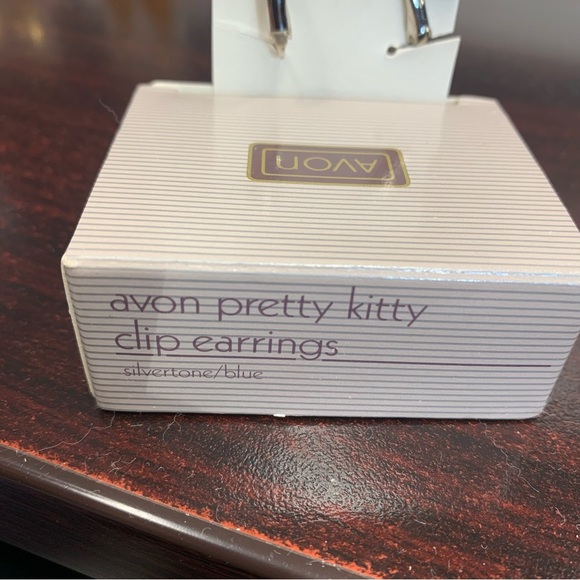 Avon pretty kitty silvertone/Green Cat clip drop.  Earrings. NIB 1990 - Picture 3 of 4